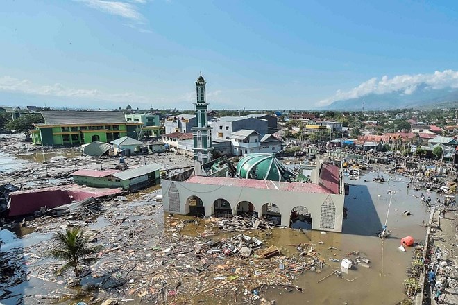 #foto #video Katastrofa v Indoneziji: iskanje pitne vode, ropanje trgovin in več kot 800 mrtvih
