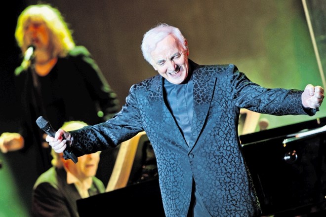 Charles Aznavour je nastopal do pozne starosti. Takole je pred štirimi leti, na svoj 90. rojstni dan, nastopil na koncertu v...