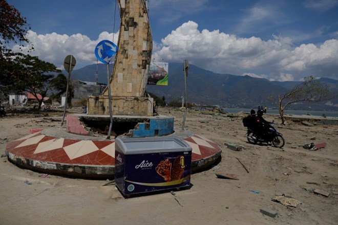 #foto Indonezijski reševalci po potresu našli trupla študentov svetega pisma