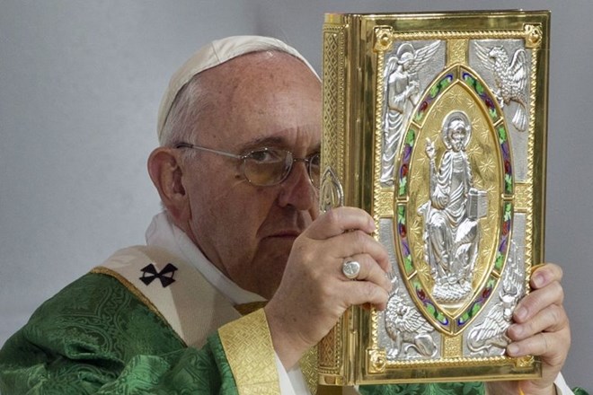 Vatikanska škofovska sinoda o mladih v senci spolnih škandalov
