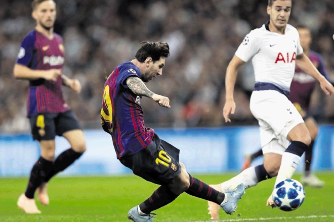 Barcelonin igralec Lionel Messi (z žogo) je bil najzaslužnejši za pomembno zmago Kataloncev proti Tottenhamu v Londonu.