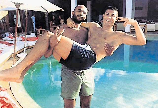 V preteklosti so se pojavile govorice, da je Cristiano Ronaldo v homoseksualnem razmerju z maroškim kikboksarjem Badrom...