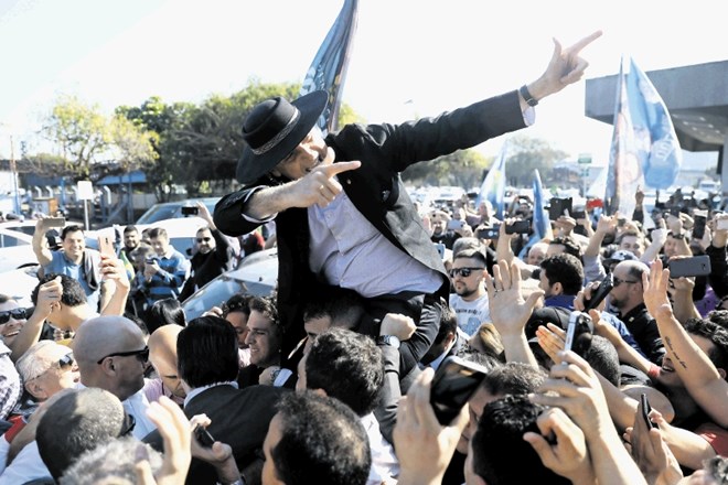 Skrajnega populista Jairja Bolsonara so na shod v Poro Alegru prinesli na ramenih.