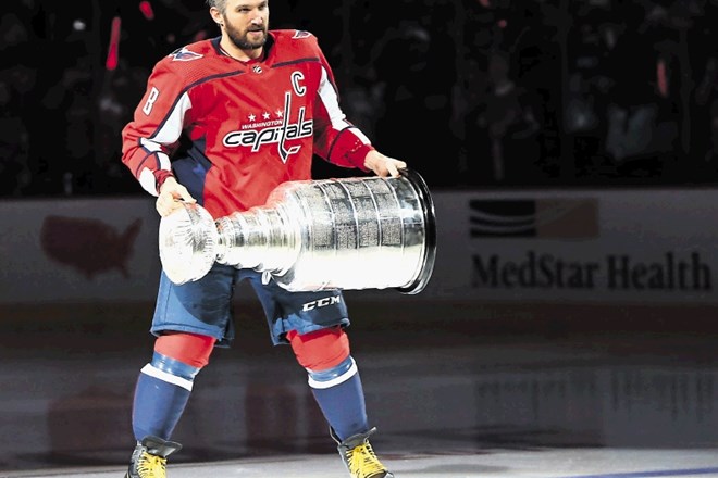 Kapetan Washingtona Aleksander Ovečkin je pred prvo tekmo nove sezone hokejske lige NHL na led pridrsal s pokalom, nato pa so...