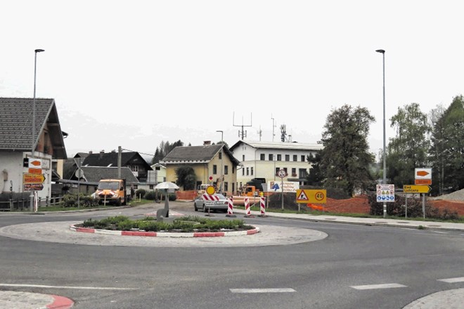 Popolna zapora ceste v Bohinjski Bistrici bo predvidoma trajala do sredine oktobra, nakar bodo promet speljali izmenično...