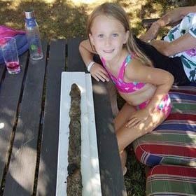 Osemletnica med igranjem v jezeru našla starodobni meč