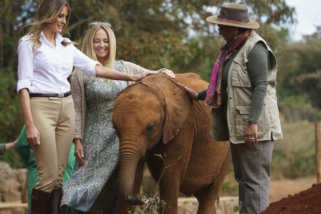 #foto Melania Trump se je sprostila med otroki in sloni