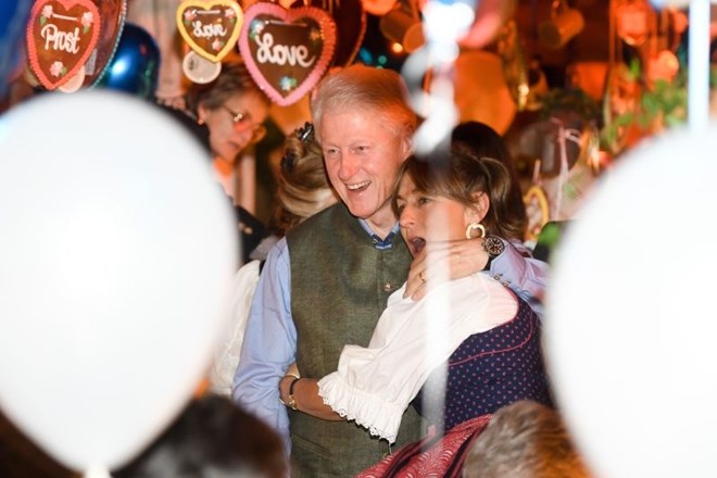 #foto Bill Clinton v usnjenih hlačah skupaj s Hillary na Oktoberfestu