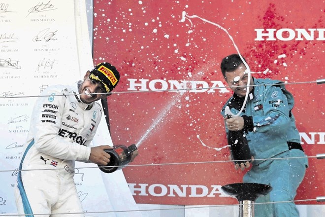 Lewis Hamilton  se je takole veselil zmage na dirki za VN Japonske, s katero je prednost v skupnem seštevku svetovnega...