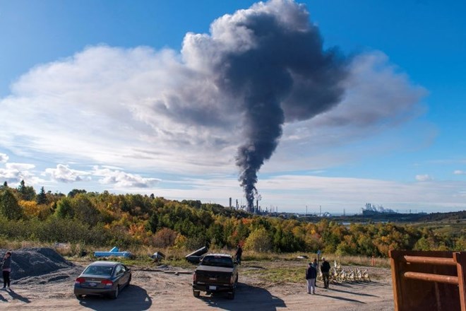 #foto Eksplozija in požar v največji kanadski naftni rafineriji
