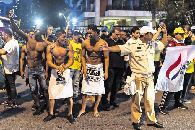 Privrženci skrajno desnega kandidata Bolsonara slavijo zmago v prvem krogu pred njegovo hišo v Riu de Janeiru.