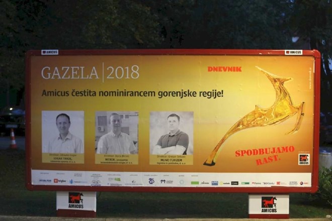 Pred vsako prireditvijo lahko nominiranci svojo podobo opazijo na veliki oglasnih tablah podpornikov izbora gazel.