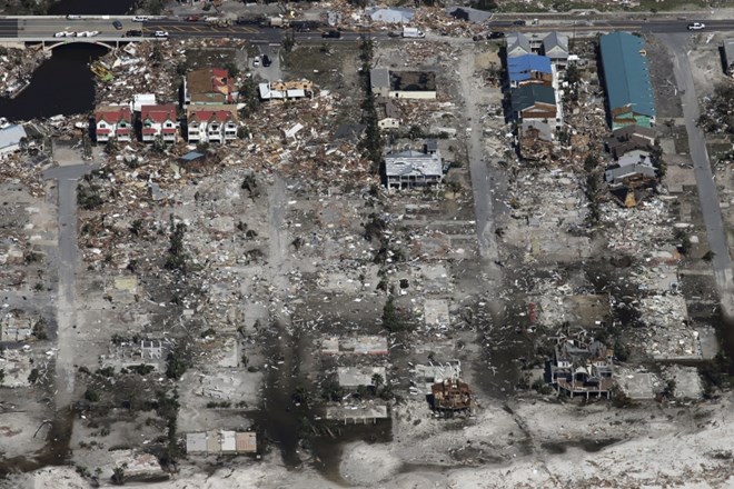 #foto Orkan Michael zahteval najmanj enajst žrtev  
