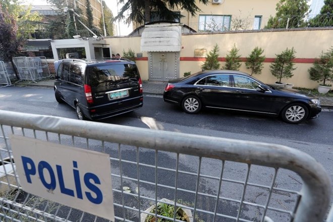 Avtomobili z diplomatskimi registrskimi tablicami pred konzulatom.