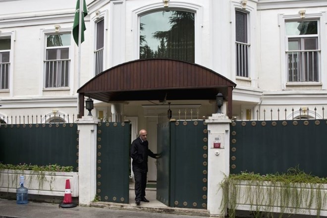 Varnostnik zapušča veleposlaništvo Savdske Arabije v Carigradu.
