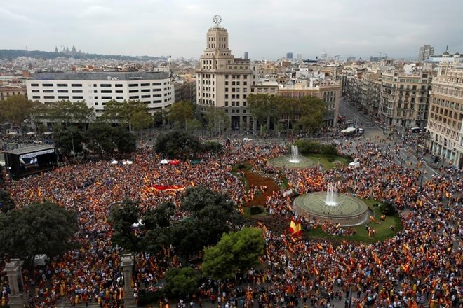 Katalonski parlament za odpravo monarhije, na ulicah Barcelone več tisoč ljudi za enotno Španijo 