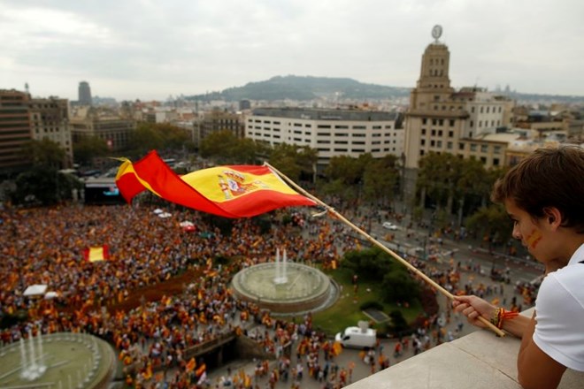 Katalonski parlament za odpravo monarhije, na ulicah Barcelone več tisoč ljudi za enotno Španijo 