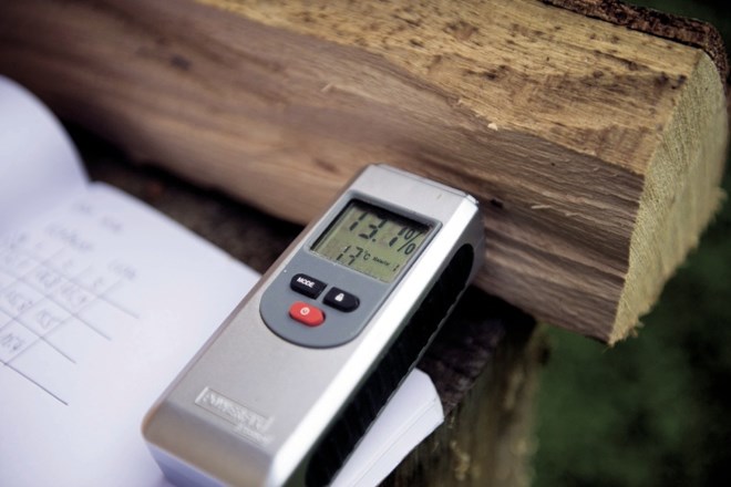 Preprost merilnik vlage je koristen informativni pripomoček, s katerim ocenimo, kako suha drva sploh imamo. Prav pride tudi...