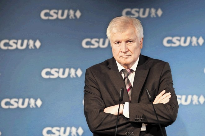 Vodja bavarske Krščansko-socialne unije Horst Seehofer je za zdaj razpravo o svoji odgovornosti za nedeljski volilni polom...