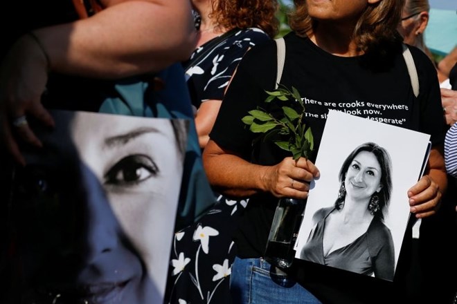 Bruselj ob prvi obletnici umora malteške novinarke: Če so utišani novinarji, je utišana tudi demokracija 