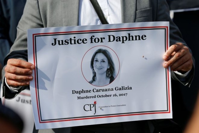 Bruselj ob prvi obletnici umora malteške novinarke: Če so utišani novinarji, je utišana tudi demokracija 