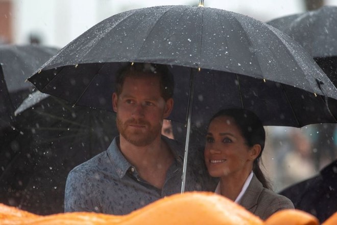 #foto Princ Harry in Meghan sušnemu avstralskemu mestu prinesla dež