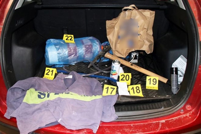 V avtu osumljenca so našli orodje in pripomočke za razstreljevanje bankomatov.