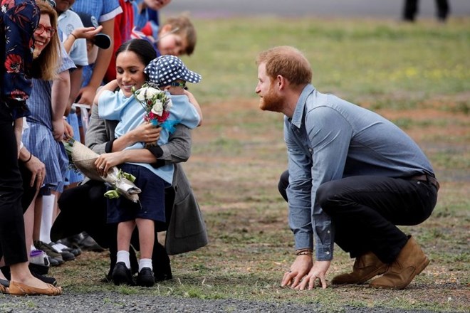 #foto Princ Harry in Meghan sušnemu avstralskemu mestu prinesla dež