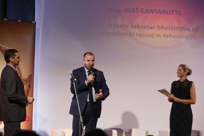 Letošnejga zmagovalca sta razglasila (od leve) Miran Lesjak, odgovorni urednik Dnevnika, in Aleš Cantarutti, državni sekretar...