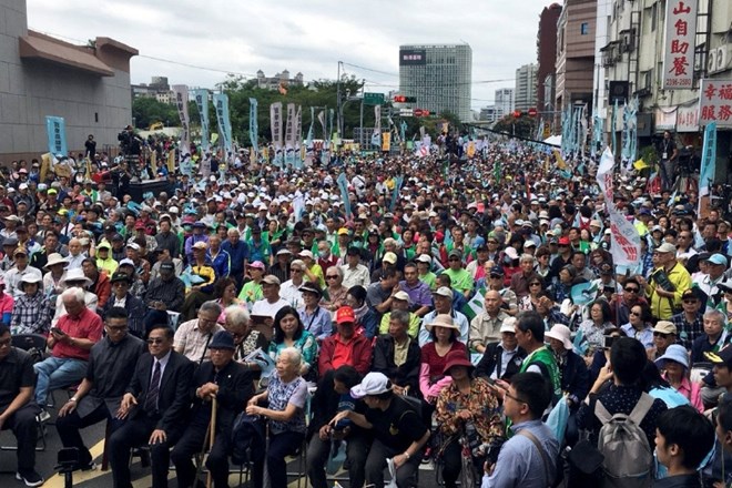 Na ulicah glavnega mesta Tajvana Taipei, se je zbralo več tisoč protestnikov.