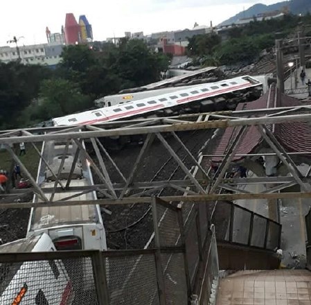 #foto V železniški nesreči na Tajvanu najmanj 22 mrtvih