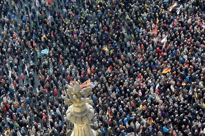 #foto V Dresdnu ob obletnici Pegide zborovanja njenih podpornikov in nasprotnikov