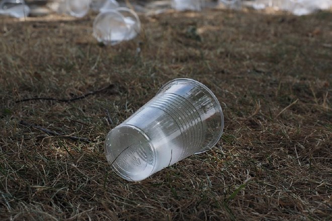 Plastiki za enkratno uporabo naj bi počasi odklenkalo