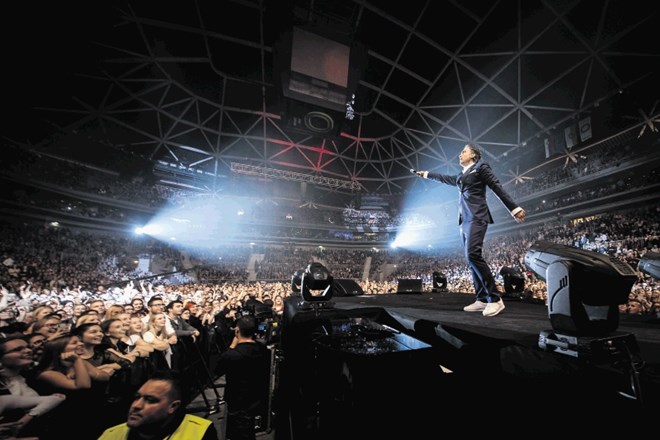 Jan Plestenjak je petindvajsetletnico kariere slavil v družbi 12.000 obiskovalcev na koncertu v Stožicah.