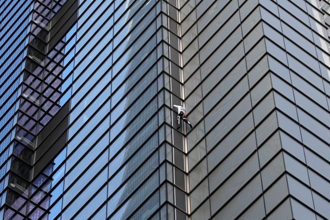 #foto #video Francoski Spiderman splezal na 230 metrov visoko stolpnico v Londonu