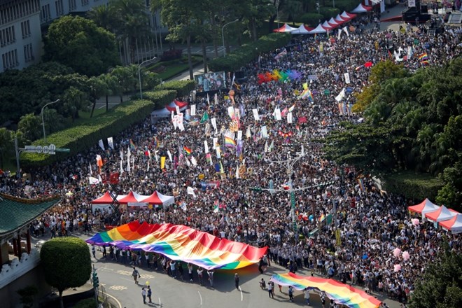 #foto V Tajvanu množična parada ponosa za pravice LGBT skupnosti