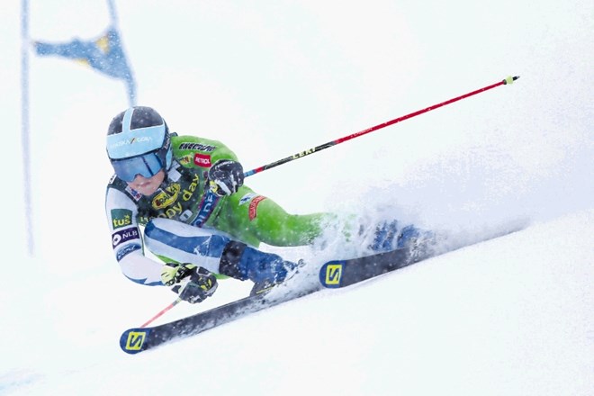 Alpska smučarka Meta Hrovat je bila na prvi tekmi sezone v Söldnu edina Slovenka, ki se je uvrstila med dobitnice točk....