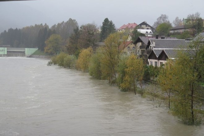 Zaradi napovedanega povecanega pretoka reke Drave in možnosti poplav so v koroških občinah Dravograd in Vuzenica aktivirali...
