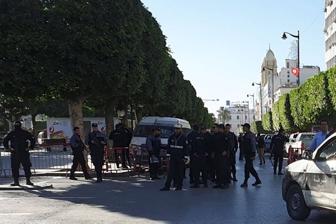 V samomorilskem napadu v Tunisu devet ranjenih
