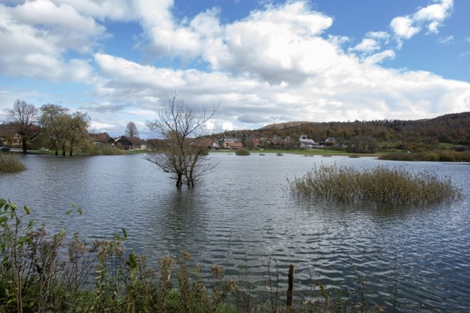 Poplavljeno Podpeško jezero pri Brezovici.