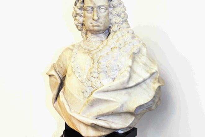 V čast cesarja Karla VI. je Robba izklesal njegov kip.
