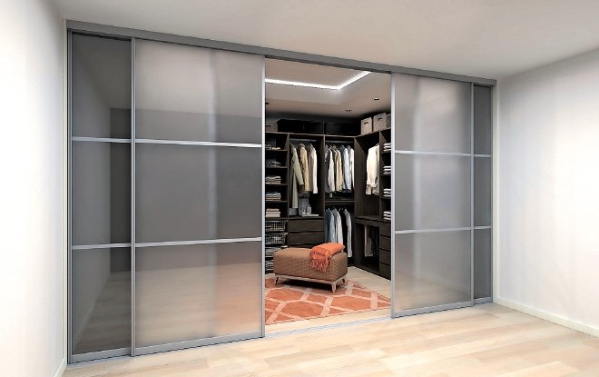 Garderobna soba je najboljša izbira za optimalno organizacijo garderobe.