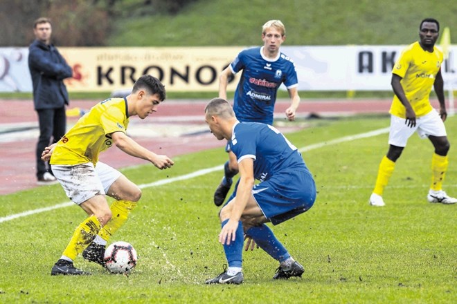 Nogometaši Brava (v rumenih majicah) so pred domačimi gledalci z 1:0 premagali Dravo in zasedajo vrh drugoligaške lestvice.