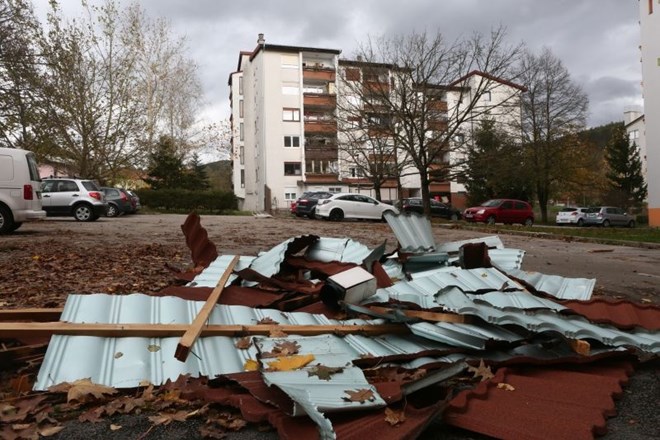 Neurje je škodo povzročilo tudi v Ilirski Bistrici, odkrivalo je strehe na stanovanjskih blokih v Rozmanovi ulici.