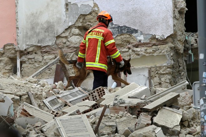 #foto Po zrušenju dveh zgradb v Marseillu se nadaljuje iskanje pogrešanih 