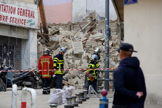 #foto Po zrušenju dveh zgradb v Marseillu se nadaljuje iskanje pogrešanih 