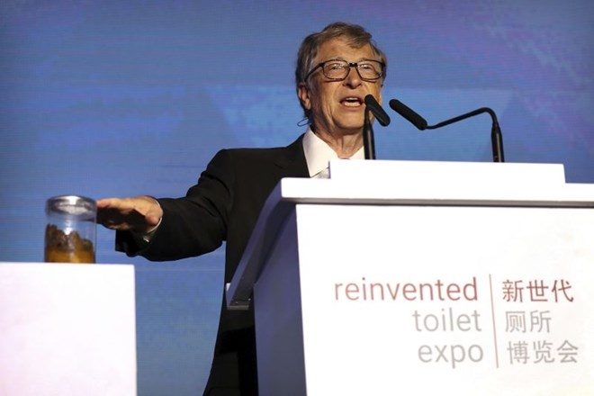 #video Bill Gates na predstavitev futurističnega stranišča prinesel kozarec fekalij 