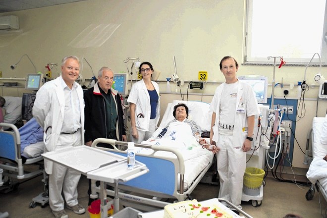 Viktorija Bombek je bolnica z najdaljšim stažem dializnega zdravljenja v UKC Maribor. Na sliki tudi vodja dializnega oddelka...