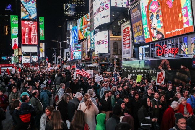 V New Yorku protestira več  kot tisoč ljudi.