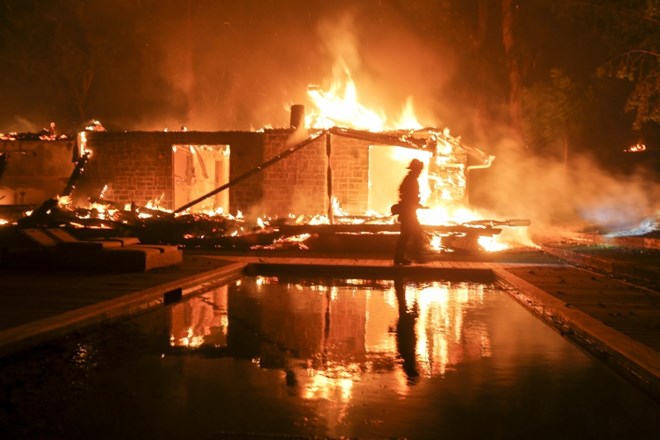 Požar na severu Kalifornije požgal celotno mesto s 27.000 prebivalci 